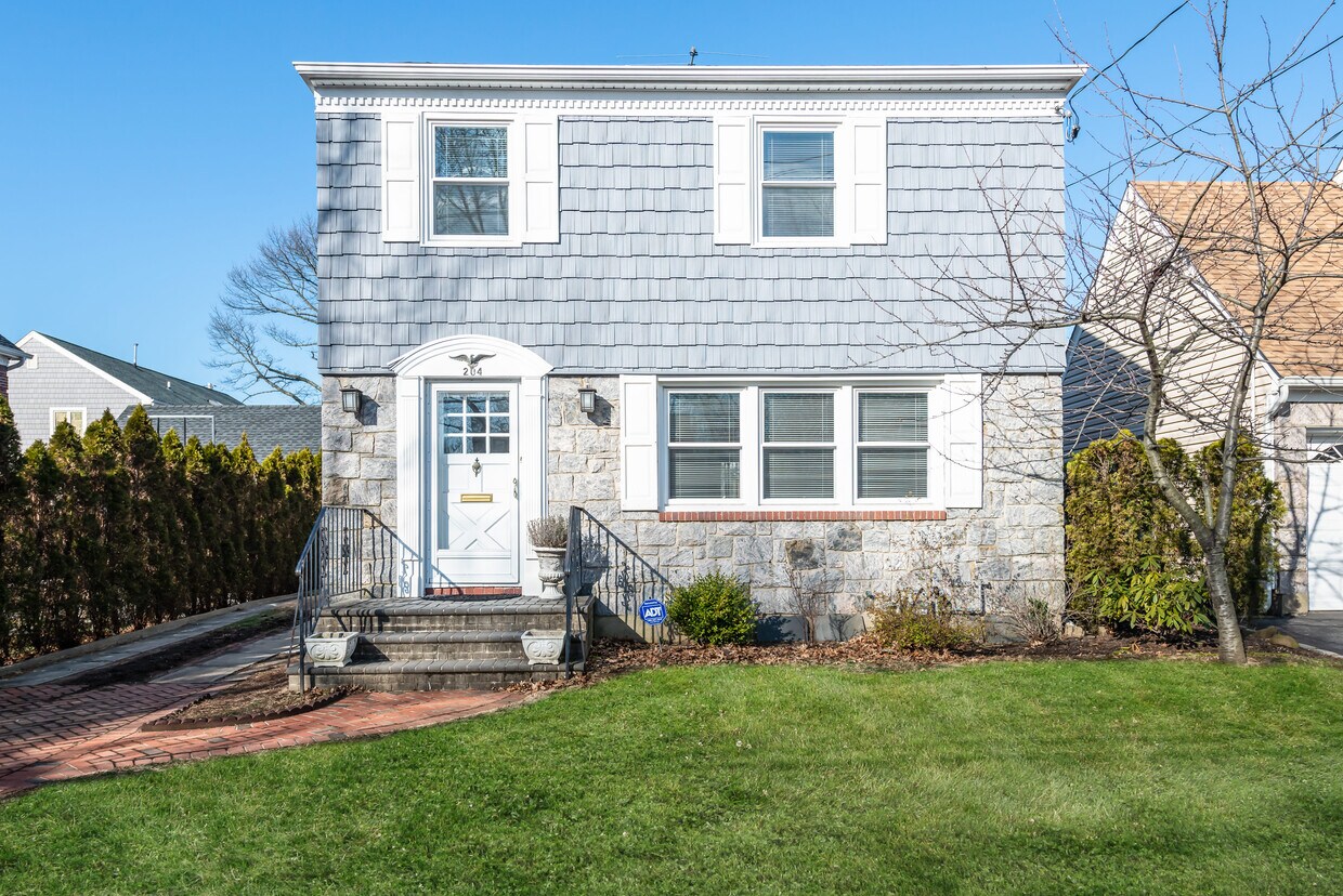 Primary Photo - 204 New Hyde Park Rd