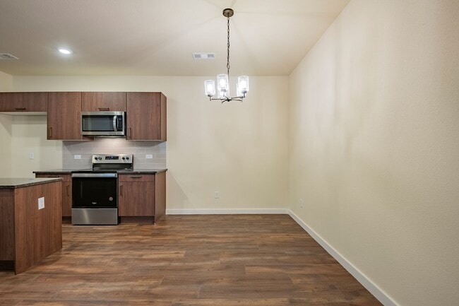 Foto del edificio - GORGEOUS 3 BEDROOM DUPLEX LOCATED IN MIDLO...