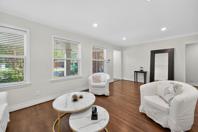 Building Photo - 5111 Creekbend Dr