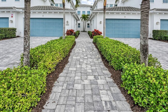 Foto del edificio - 2/2+Den Coach Home Available Annually!