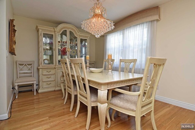 Foto del edificio - 30 Emwood Ave