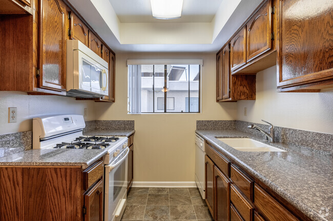 2BR, 2BA - 1,000SF - 515 East Elmwood Ave