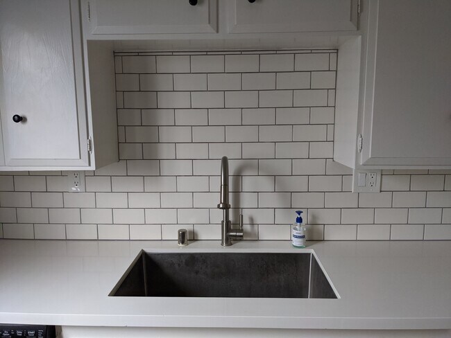 Building Photo - 217 E Hazel St