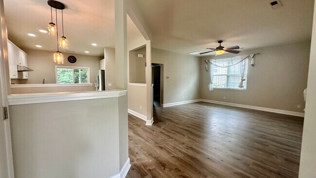 Foto del edificio - 4826 Hawkins Dr