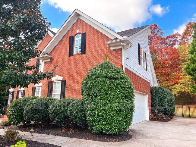 Building Photo - 702 Carriage Hill Rd