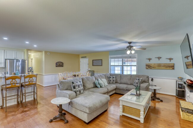 Building Photo - 8109 E Cypress Dr