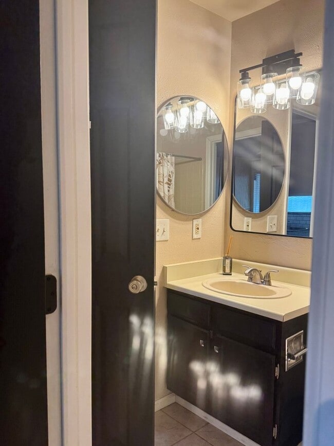 Building Photo - 13762 E Lehigh Ave