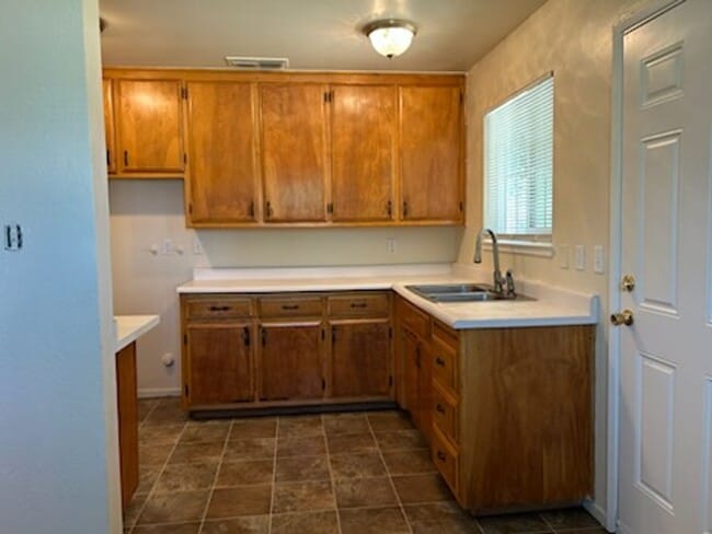 Foto del edificio - Single Family Home w/ Attached Garage, Lar...