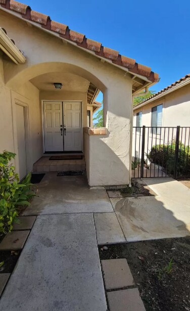 Building Photo - 3bed 3bath Available for Rent