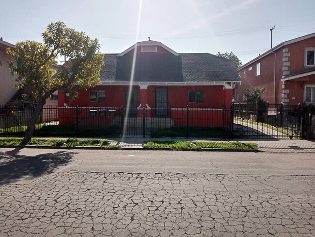 Building Photo - 632 W 78th St