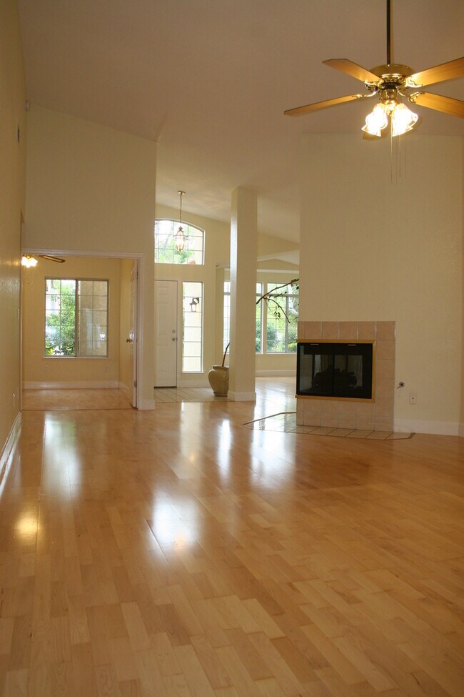 Building Photo - 10317 Walnut Creek Ct