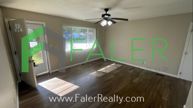 Foto del edificio - Beautiful 3 bedroom home with attached garage