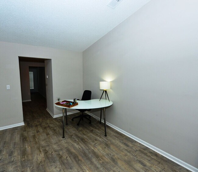 Foto del edificio - Sought After Location!