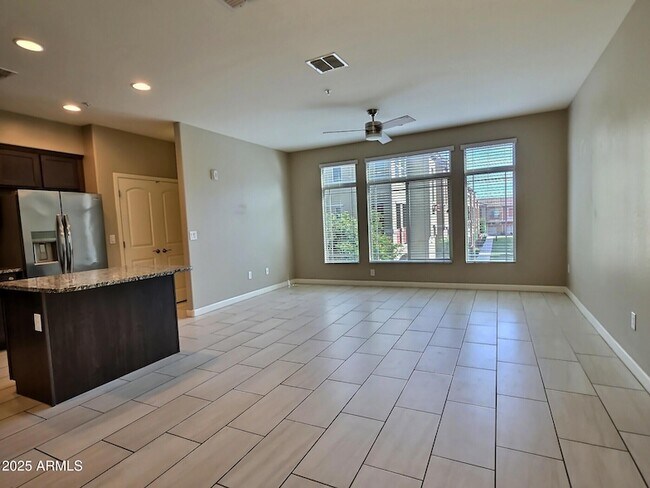 Foto del edificio - 240 W Juniper Ave