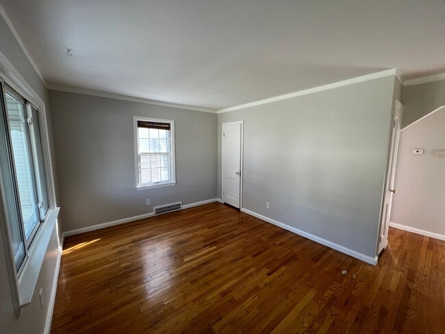 Building Photo - Great 3 Bed, 2 Bath home with Garage & Fin...