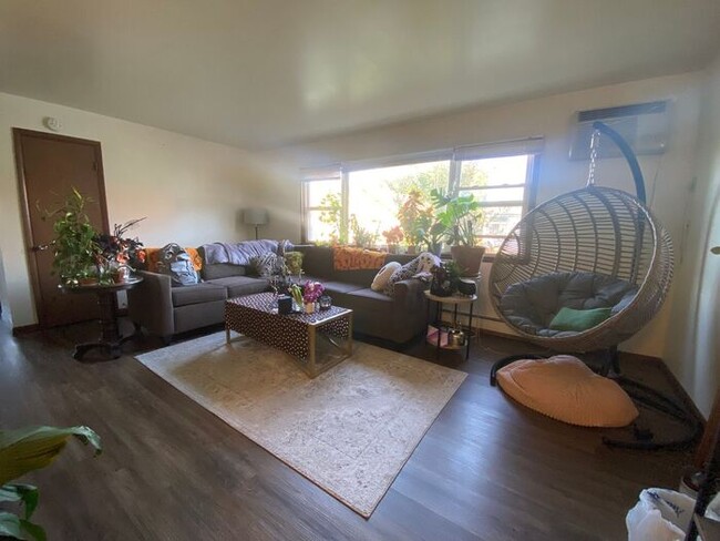 Foto del edificio - $1,300 | 2 Bedroom, 1 Bathroom Apartment |...