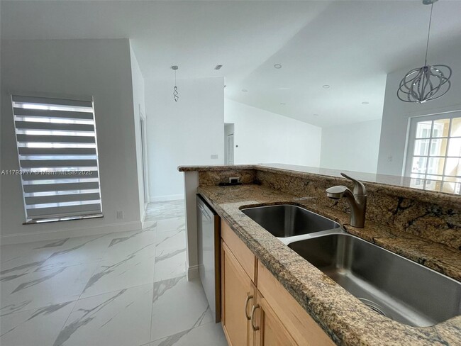Foto del edificio - 211 E Riverbend Dr