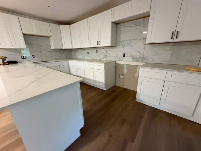 Foto del edificio - 7735 Coburn Dr