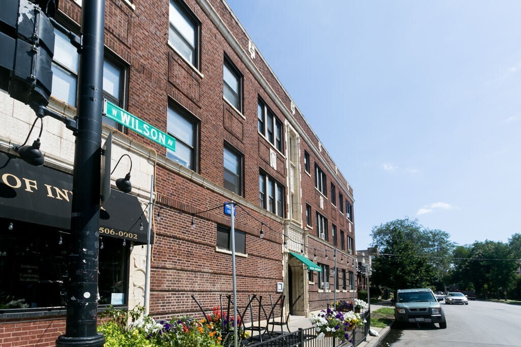 Foto principal - 2249 W Wilson Ave