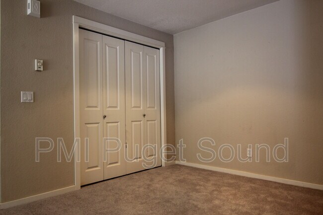 Building Photo - 820 3rd Ave