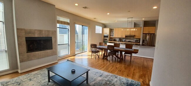 Building Photo - ONE MONTH FREE RENT!  Beautiful & Pet Frie...
