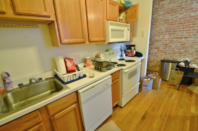 Building Photo - 69 Gainsborough St