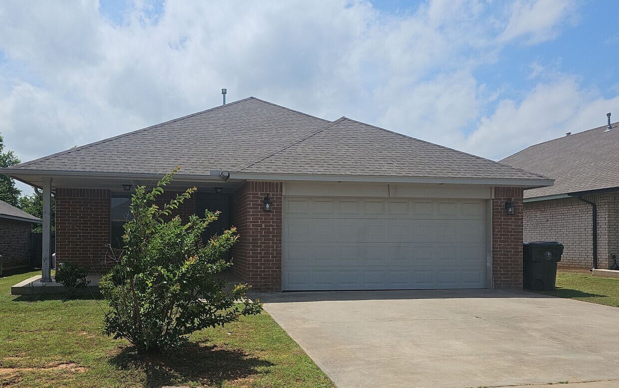 Foto principal - Very Nice 3 bedroom 2 bath home in MWC sch...