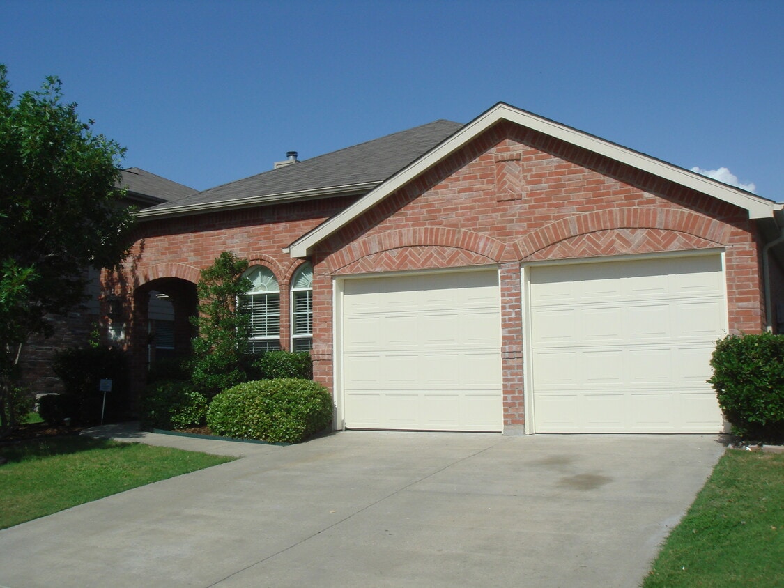 Photo - 1030 Warbler Ln (Aubrey, TX)