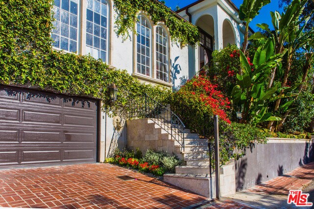 Building Photo - 2806 Nichols Canyon Rd