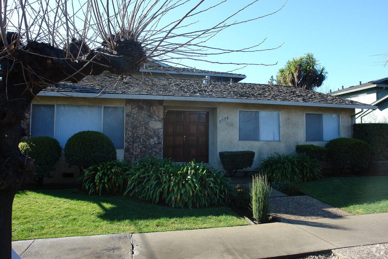 Primary Photo - 3776 Moorpark Ave
