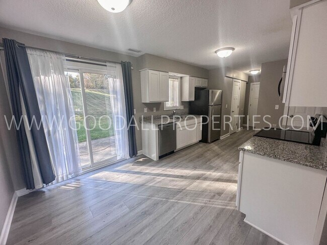 Foto del edificio - Come see this 3 bedroom 1 1/2 bath townhom...