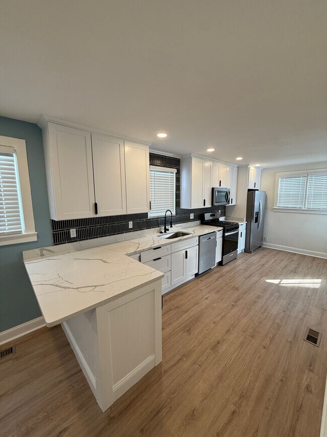 Foto del edificio - Beautiful 3 Bedroom Single-Family Home in Essex, MD