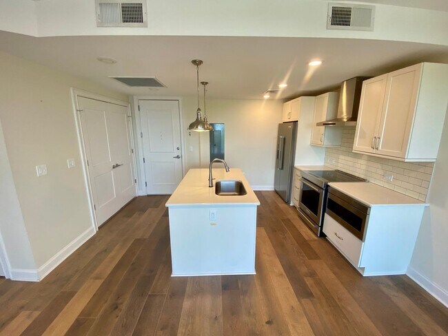 Building Photo - Apartment with Waterview in Downtown Wilmi...