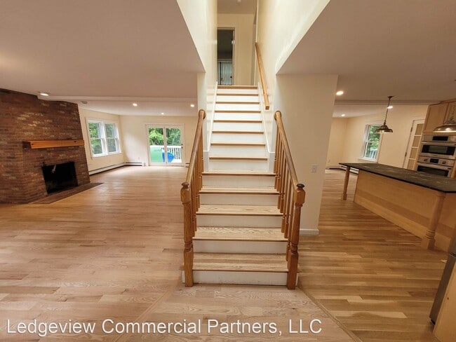 Building Photo - 4 br, 2.5 bath House - 467 Shaker St.