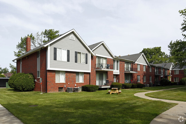 Building - Carriage Hill Apartments - Dearborn Height...