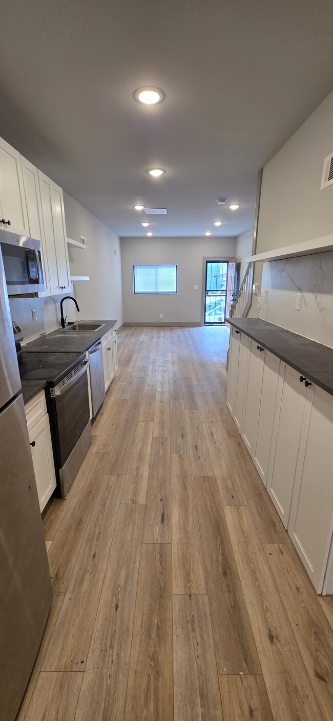 Building Photo - 435 N Glover St