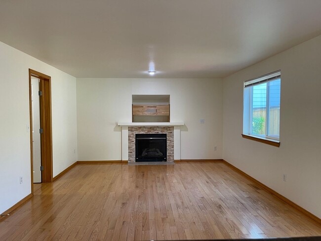 Building Photo - CLICK "REQUEST A TOUR" NOW!