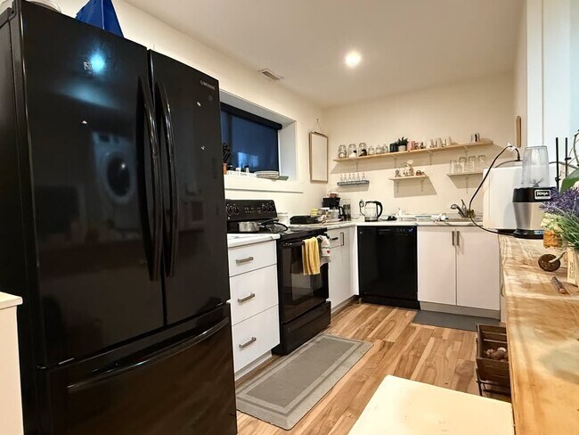 Building Photo - 46265 Hope River Rd