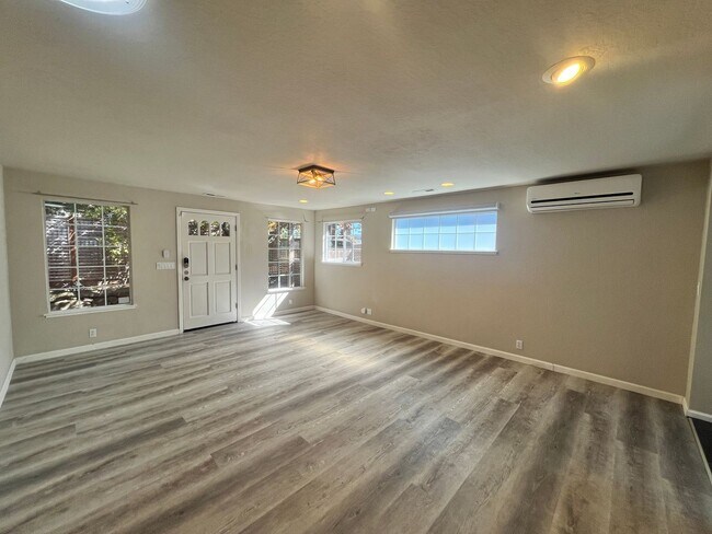 Foto del edificio - 2 Bed 2 Bath | Welcome to a Tranquil Cottage Nestled in the Redwood Estates