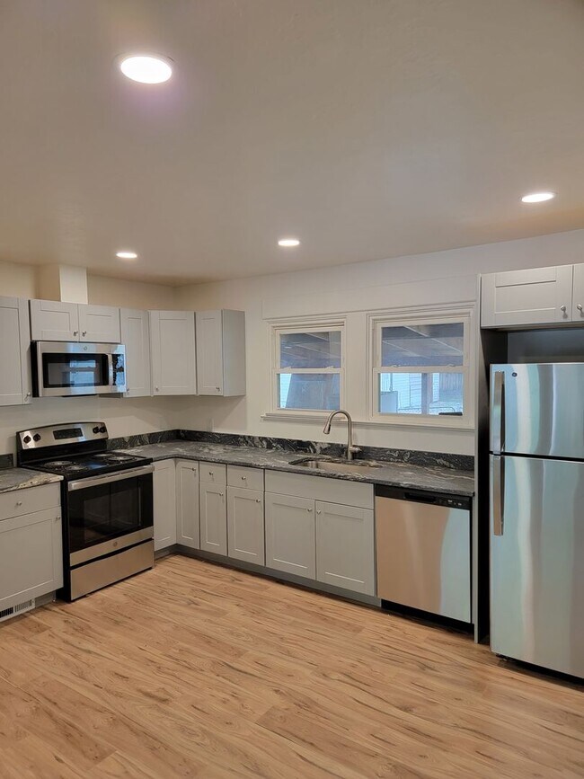 Building Photo - 3 Bed 2 Bath Home