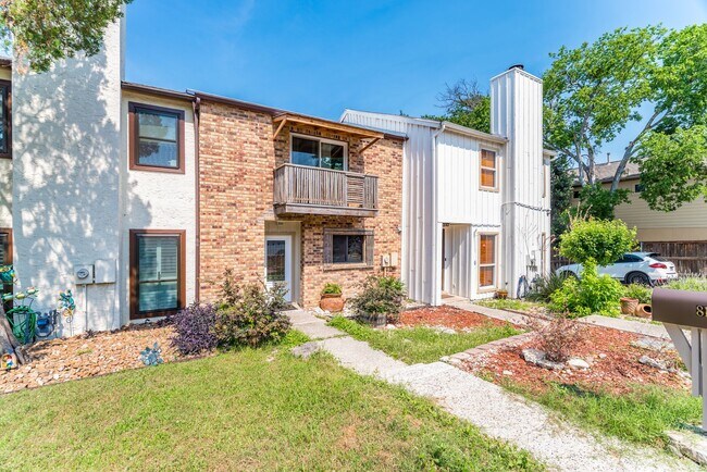 Foto del edificio - 2-BEDROOM TOWNHOME IN ALAMO HEIGHTS