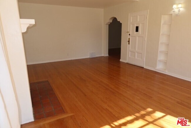 Building Photo - 1104 N Maryland Ave