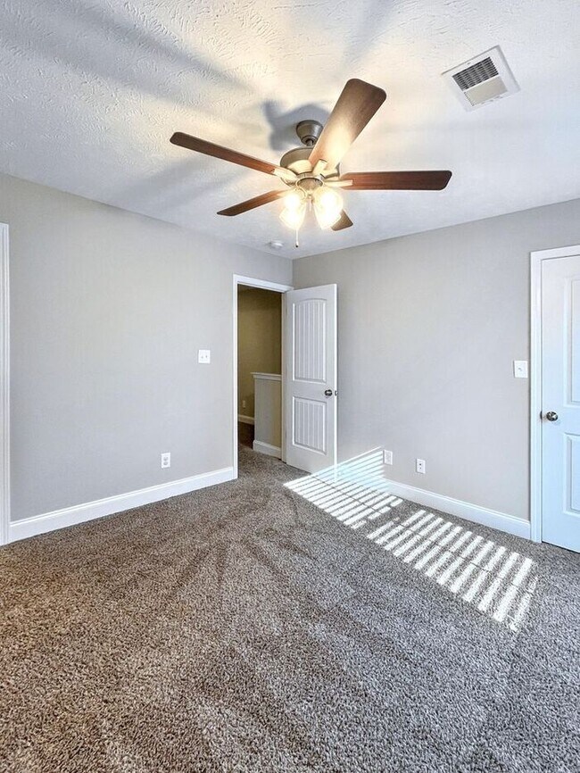 Foto del edificio - Charming 3-Bed, 3-Bath Townhouse Just Minu...