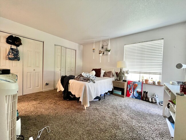 Building Photo - Charming Main floor 2 bed, 2 bath Condo
