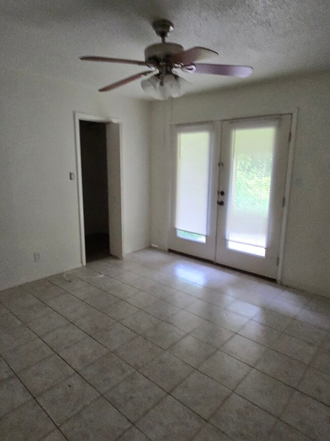 Building Photo - 923 Eikel St