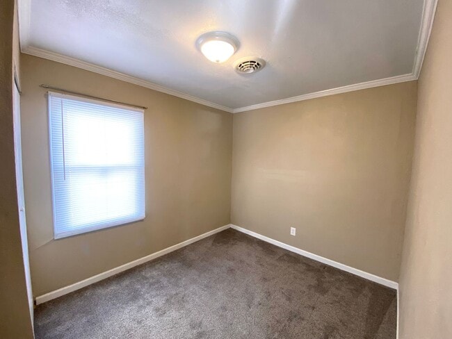 Building Photo - 2 Bedroom, 1 Bath Home Available in Peoria IL!