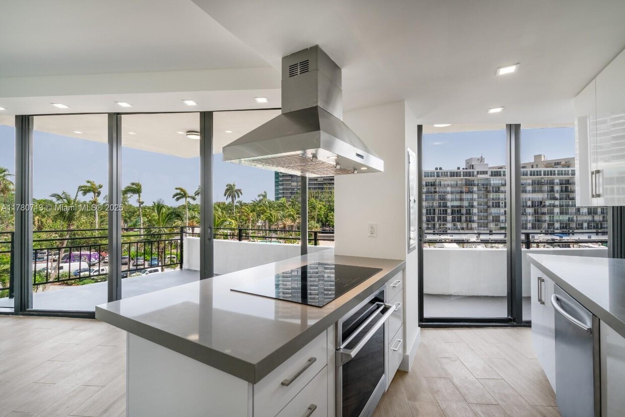 Foto principal - 720 NE 69th St