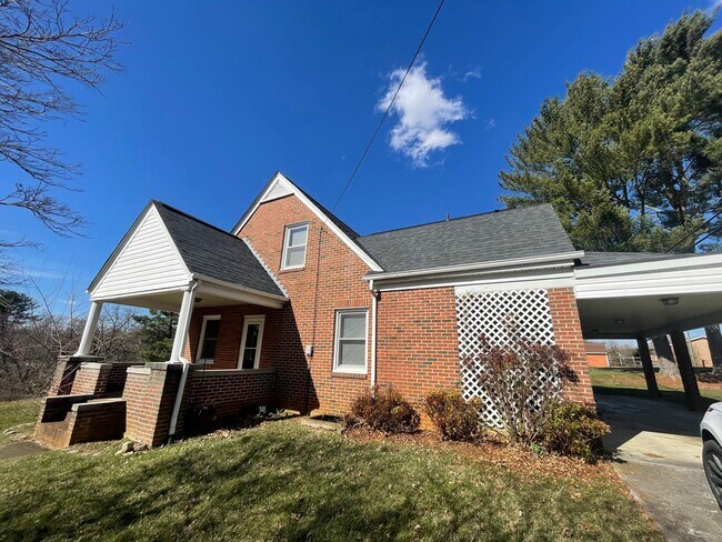 Building Photo - Fairlawn, 4 BR / 2 BA, Available March 15th
