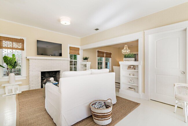 Building Photo - 421 Flamingo Dr