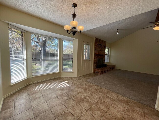 Foto del edificio - 3 Bedroom 2 Bath Brick Home in Southwest F...